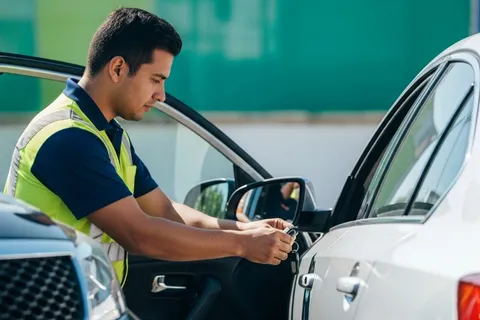 Car lockout service by Carsaad Towing, photo 2